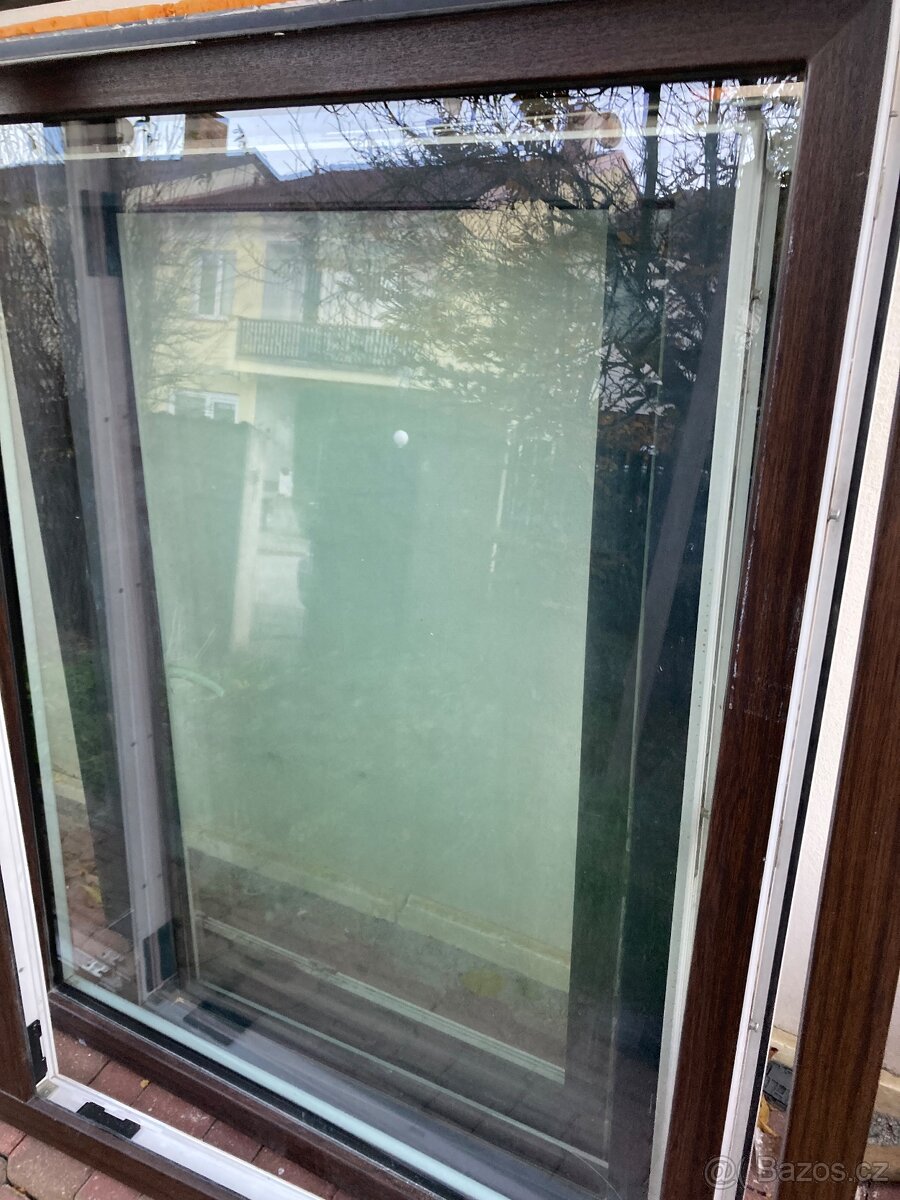 Okno plastové hnědá/bila - 2