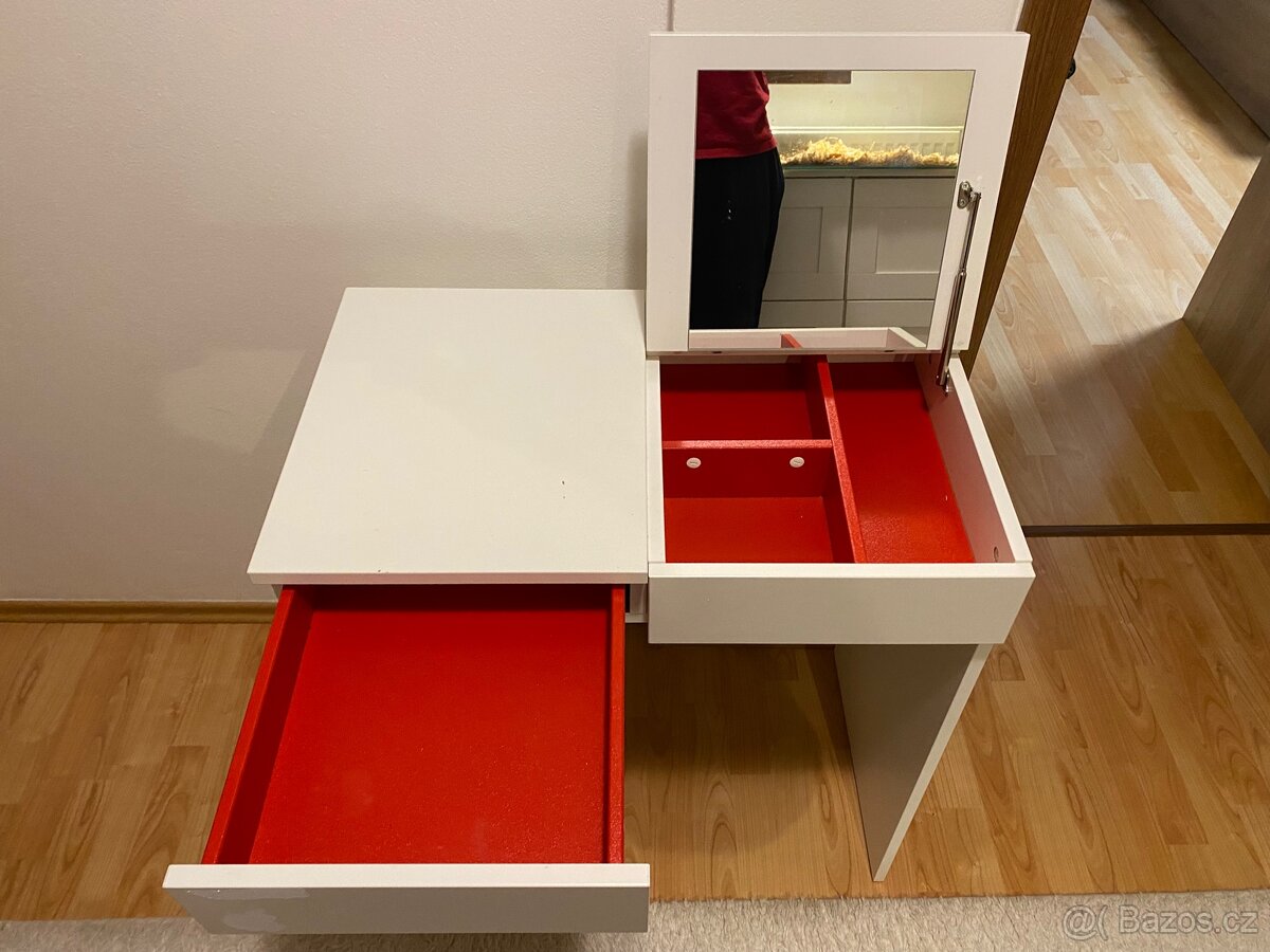 Kosmetický stoleček - 2