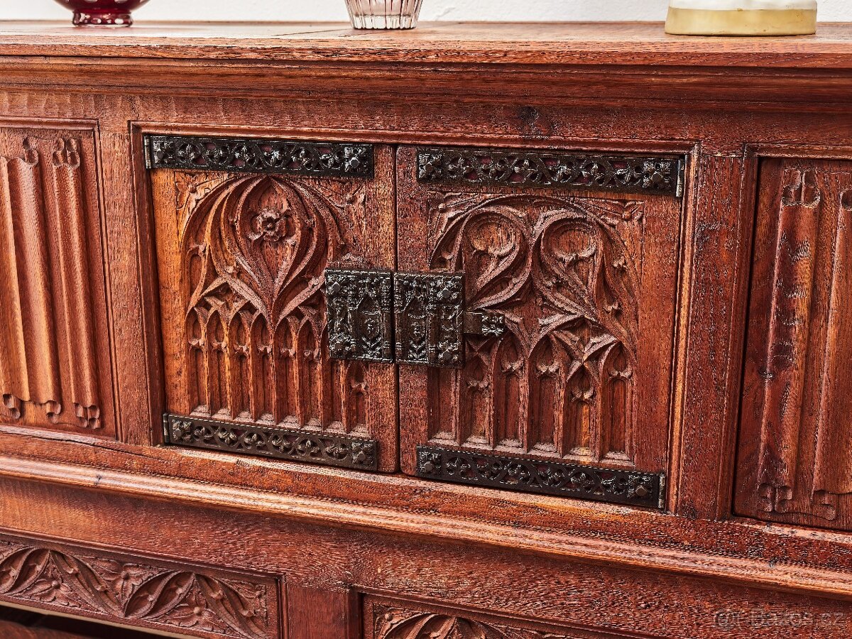 Neogotická dubová komoda z masivního dubu - 2