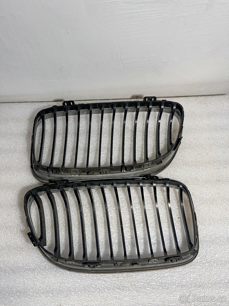 Chromové ledvinky BMW E90/E91 LCI - originál - 2