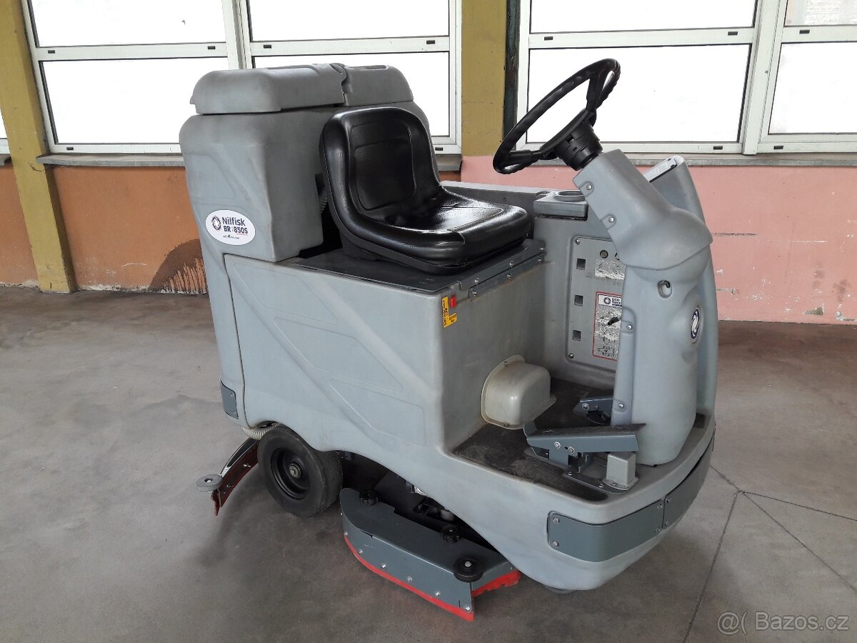 Podlahový mycí stroj Nilfisk BR 850 S se sedící obsluhou - 2