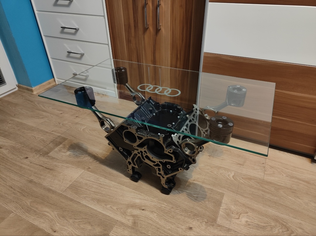 Stůl z motoru V6 - 2