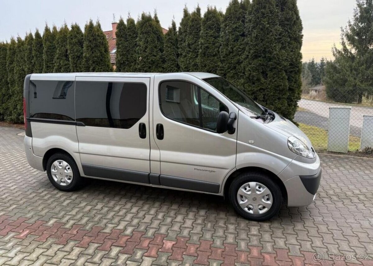 Renault Trafic 2,0DCi 9 Míst pravidel.servis nafta - 2