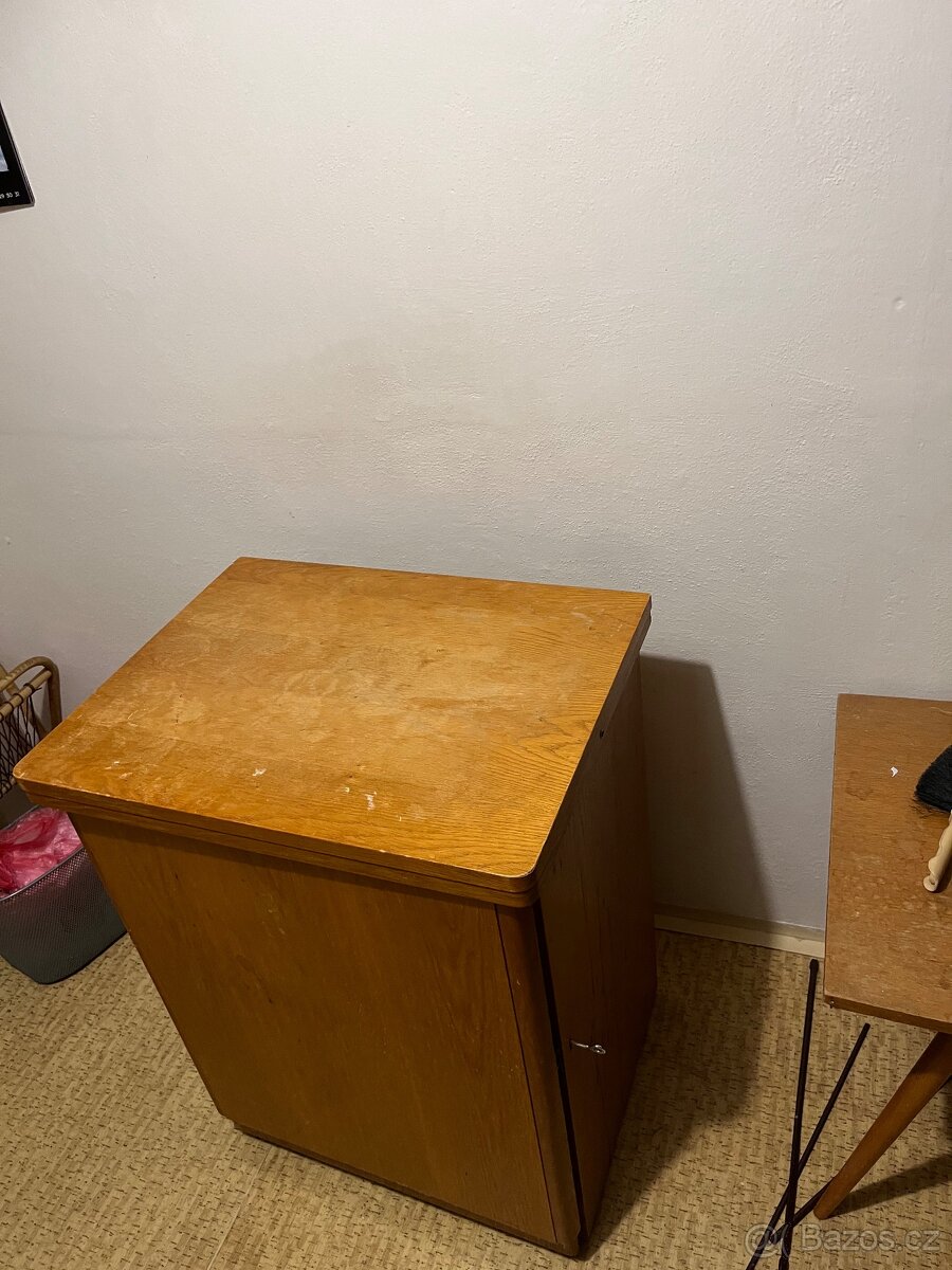 šicí stroj mechanický skříňový - 2