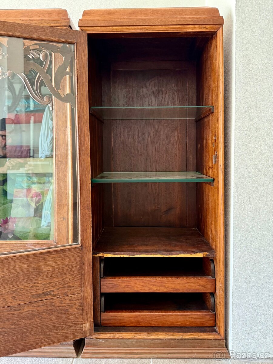 Vyřezávané prosklené skříně. - 2