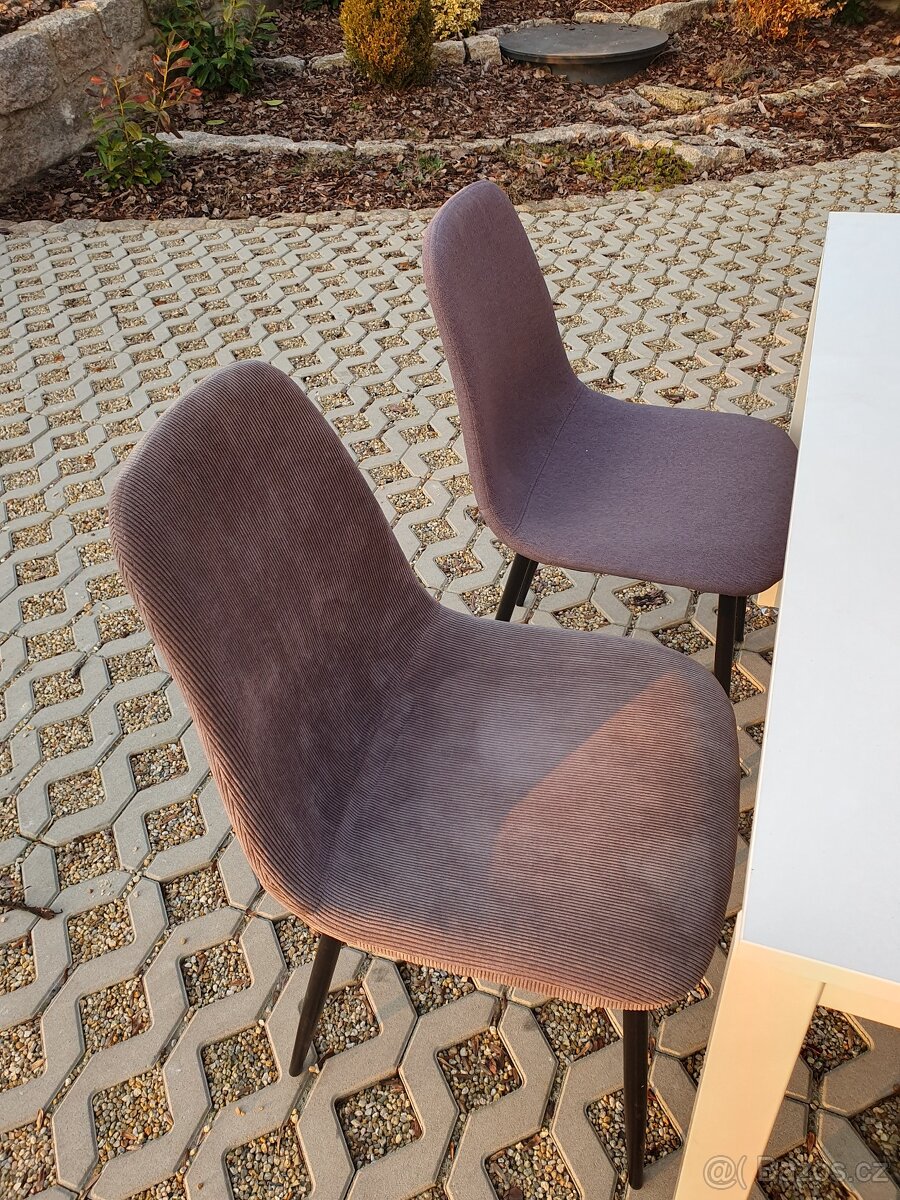 Jídelní stůl se židlemi - 2