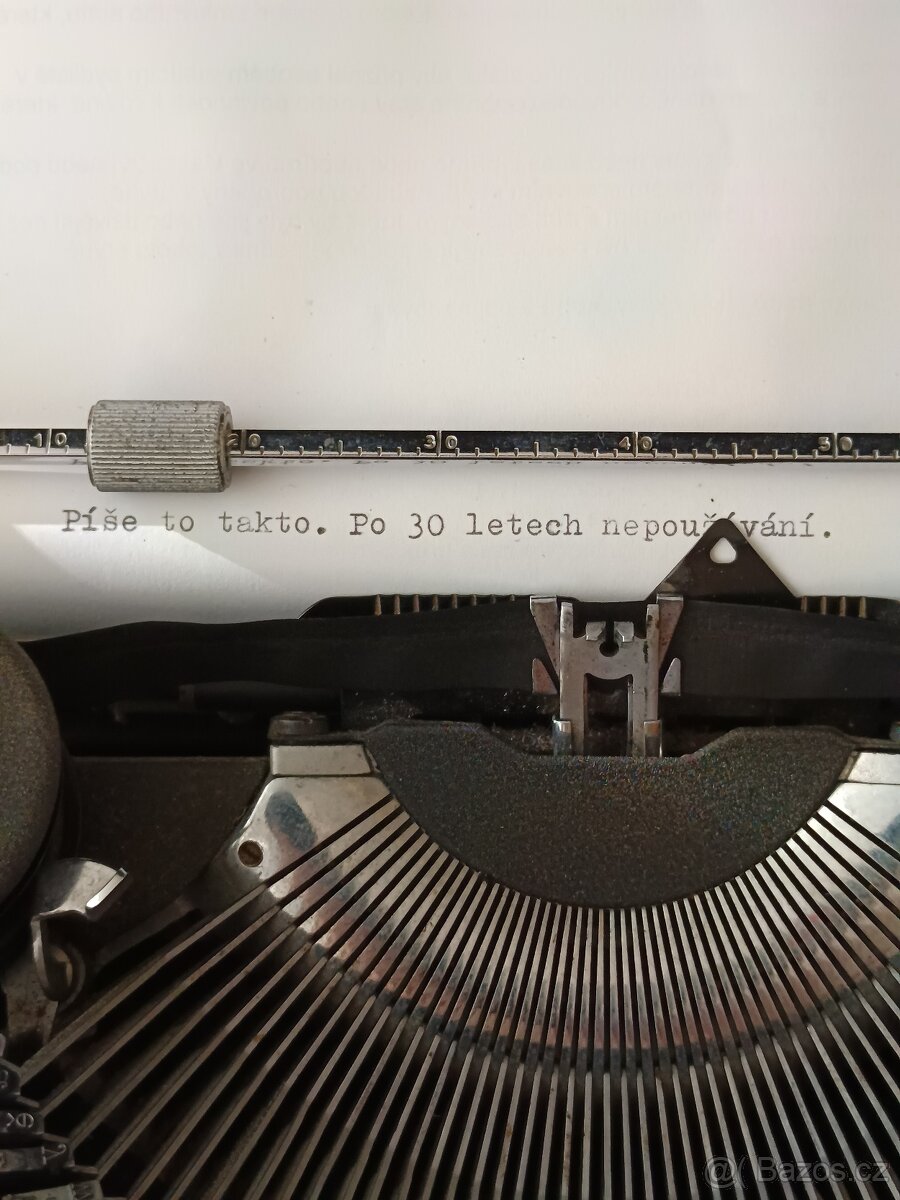 Kufříkový psací stroj Olivetti Studio 42 - 2