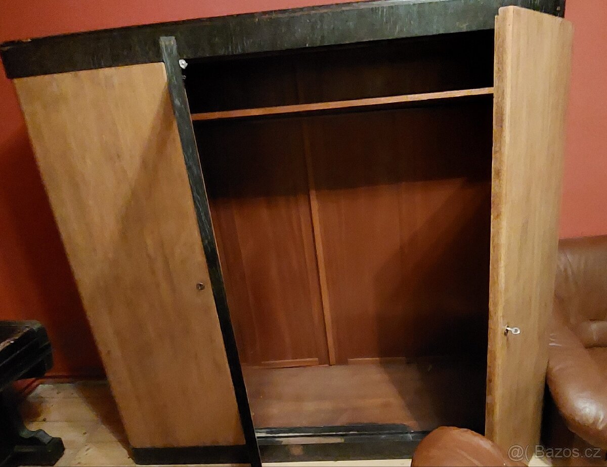 Prvorepubliková šatní skříň - 2