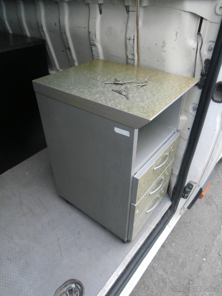 Skříňka dřevěná se zásuvkami uzamykatelná za 500 kč - 2