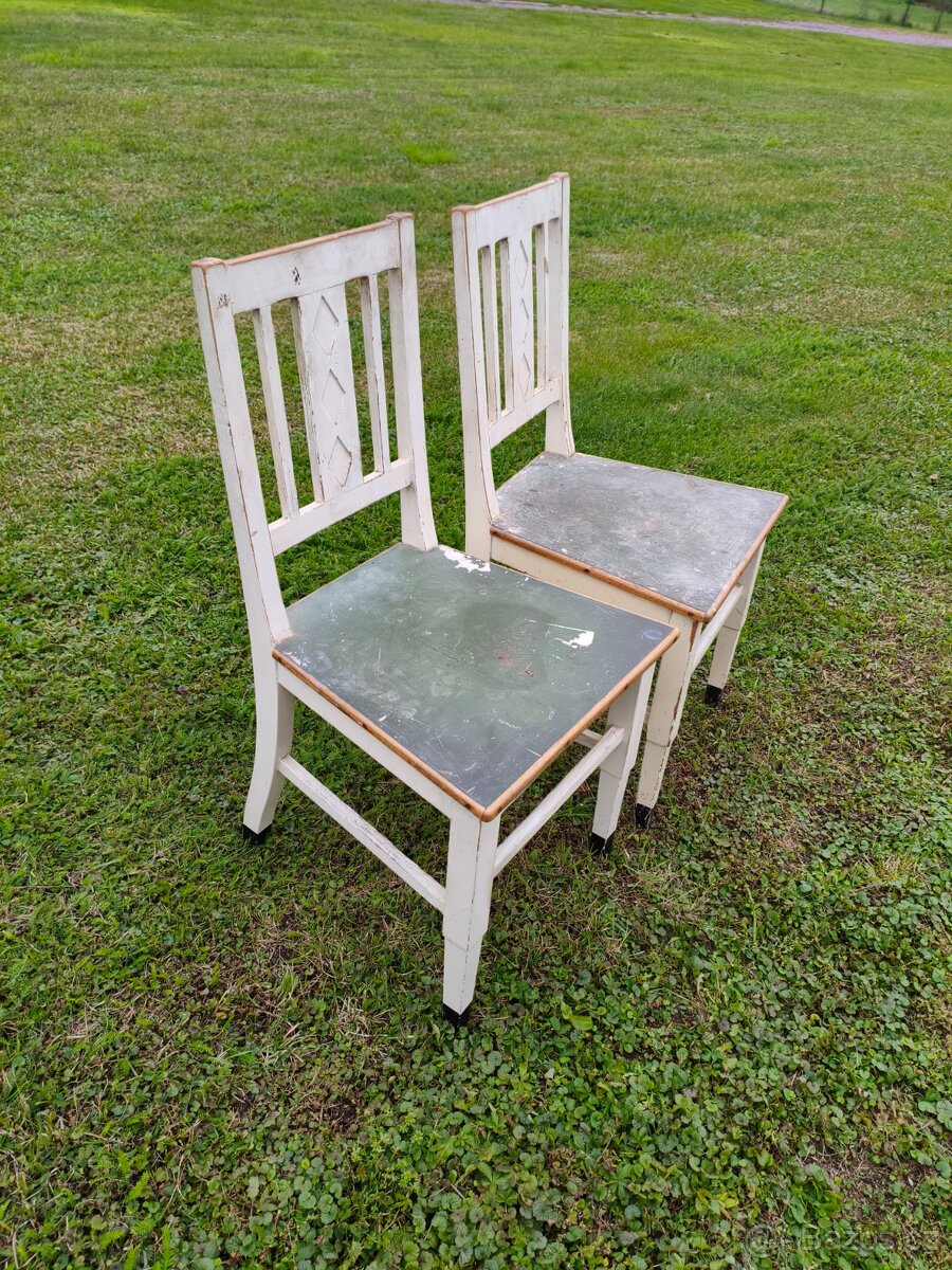 Starě bílé celodřevěné židle - 2