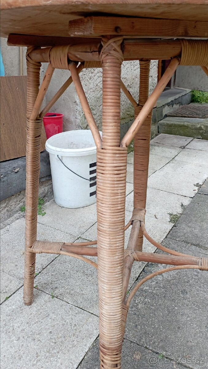 Proutěný, lehký stolek, starší - 2