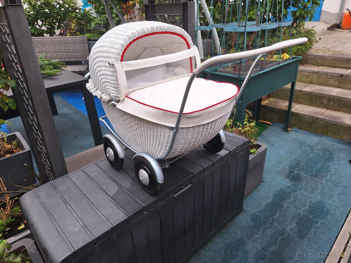 RETRO KOČÁREK PRO PANENKY - 2