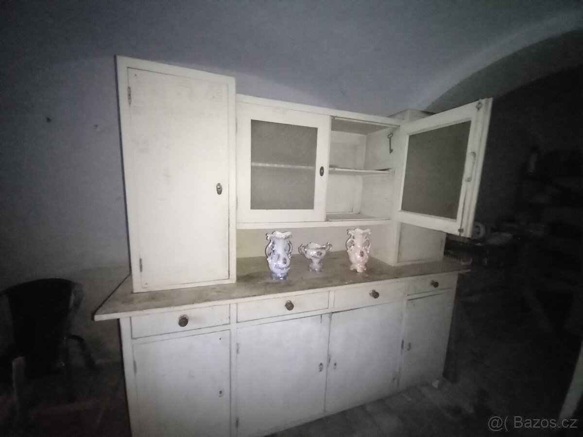 Masivní kredenc - 2