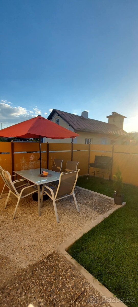 Skleněný stůl s židlemi a slunečníkem - 2