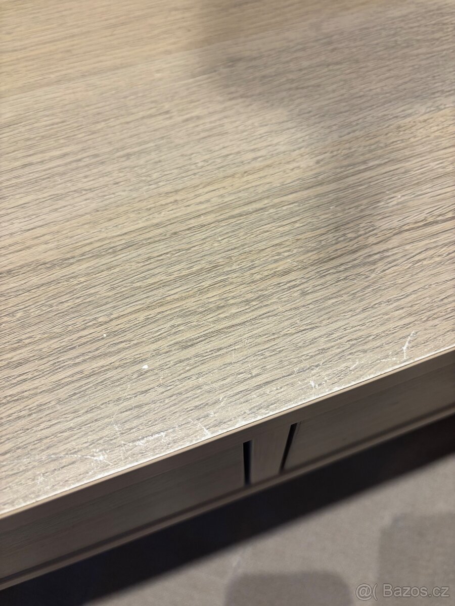 Pracovni stul se supliky a zidle - 2