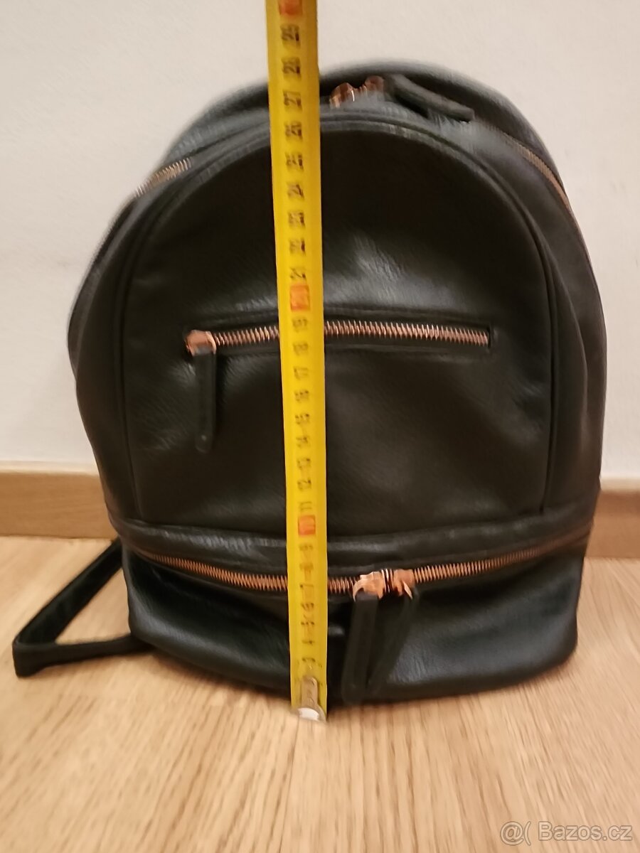 Prodám Dámský batoh se zlatými kovovými doplňky, Eko kůže - 2