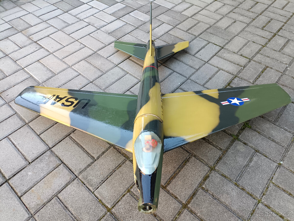 Starší rc letadlo vojenská stíhačka na spalovací motor - 2