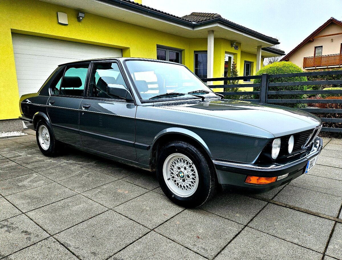 BMW 520i E28 - klasika v perfektním stavu - 2