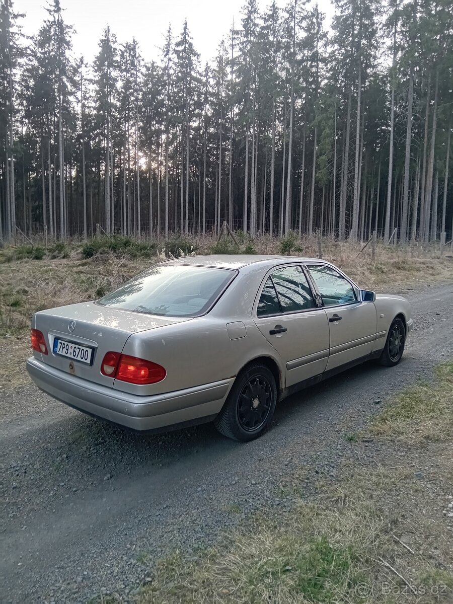 Mercedes benz E200 - 2