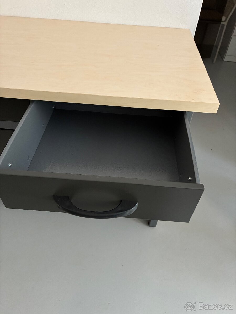 Pracovni stul - 2