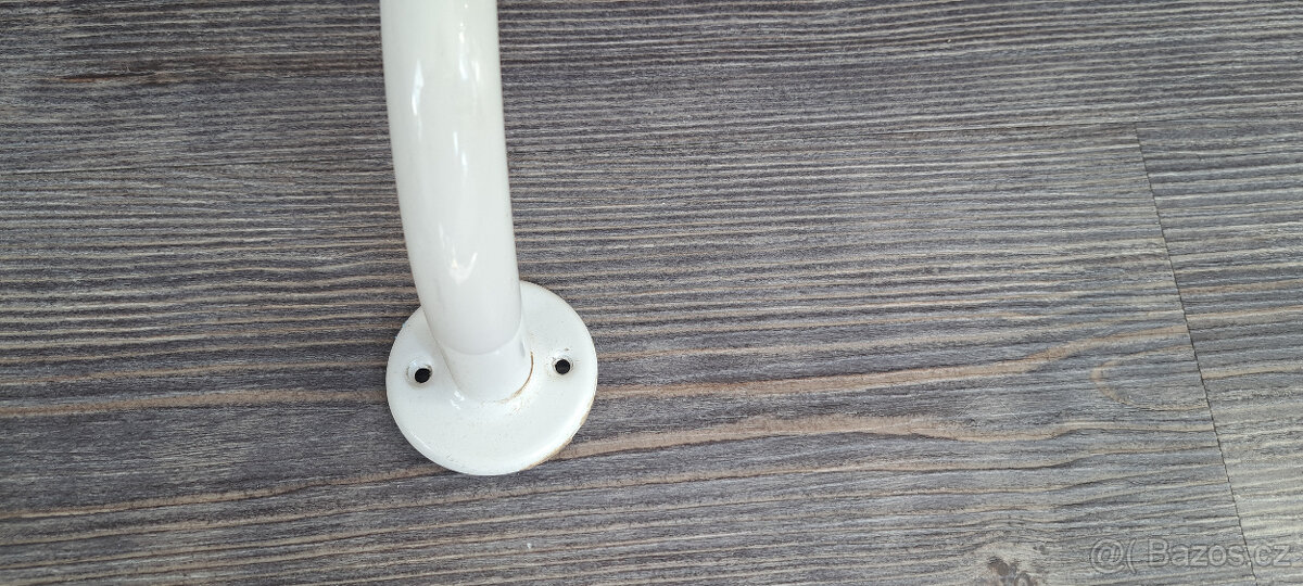 Kovové madlo k vaně - 2