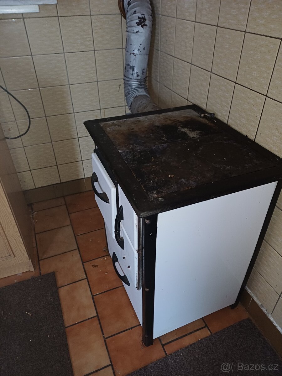 KUCHYŇSKÝ SPORÁK NA TUHÁ PALIVA - 2