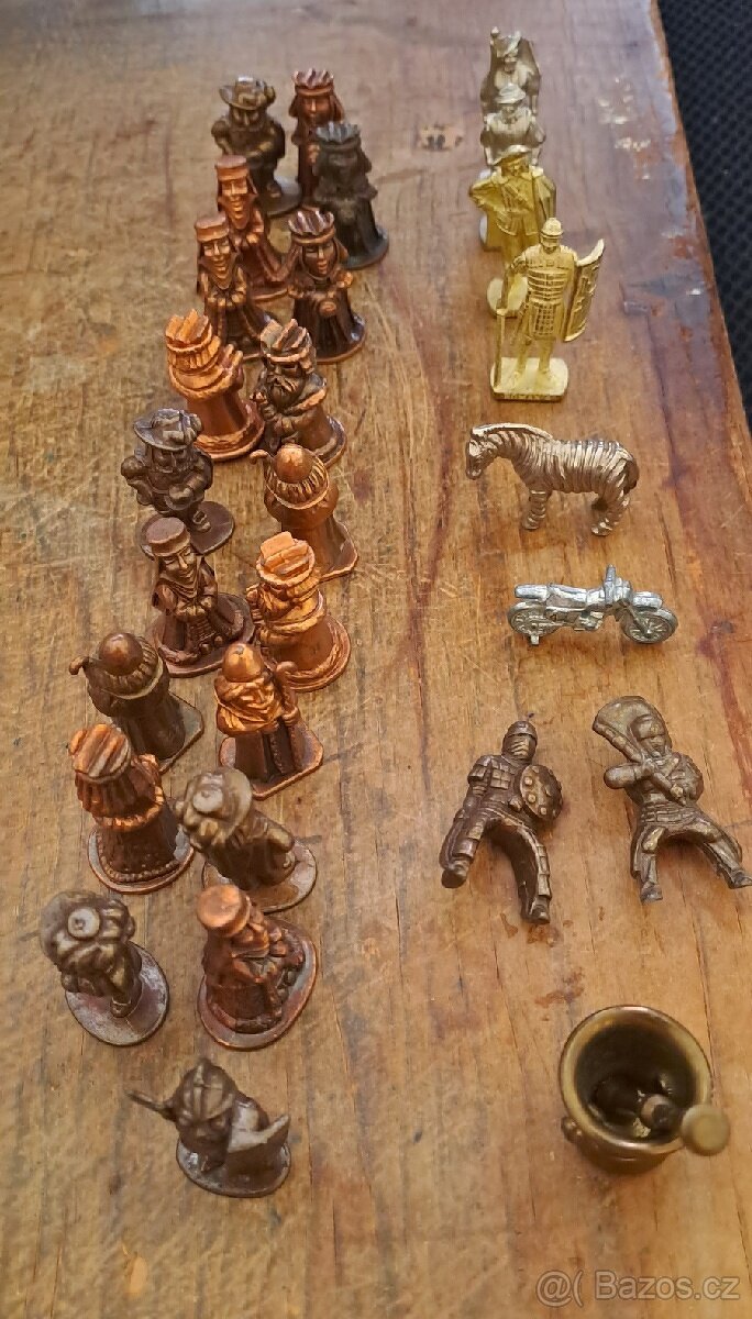 Cinovy figurky a plastové podstavce - 2