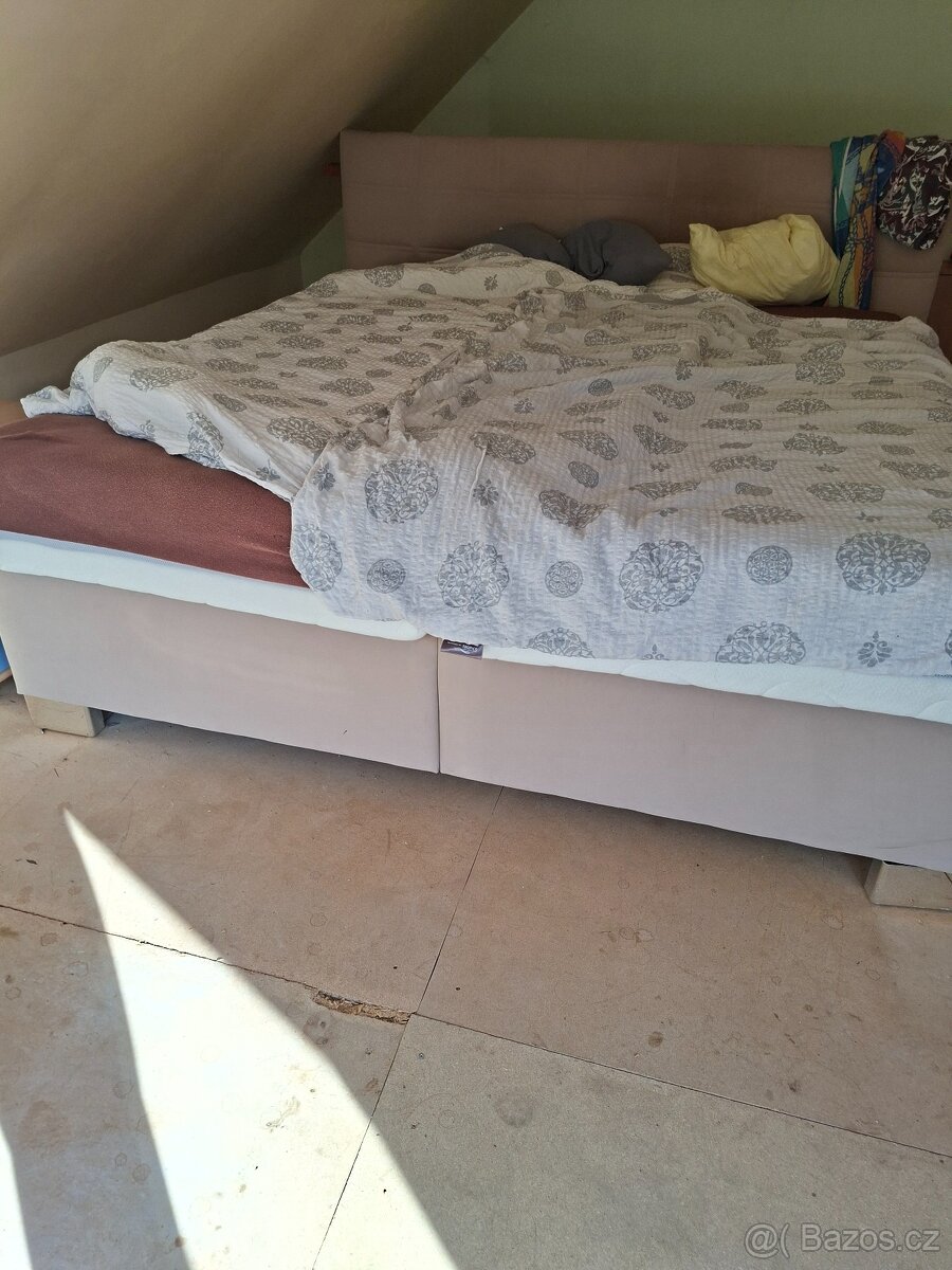 Čalouněná postel - 2