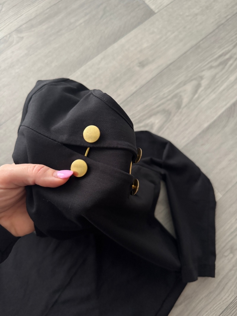 Černé tričko s prostřihem na prsou - 2