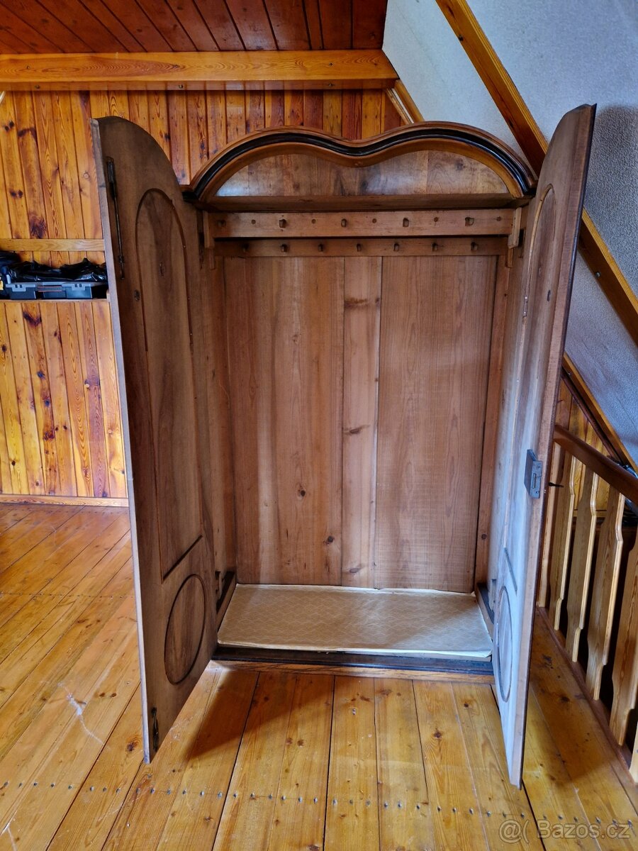 Starožitná skříň - 2