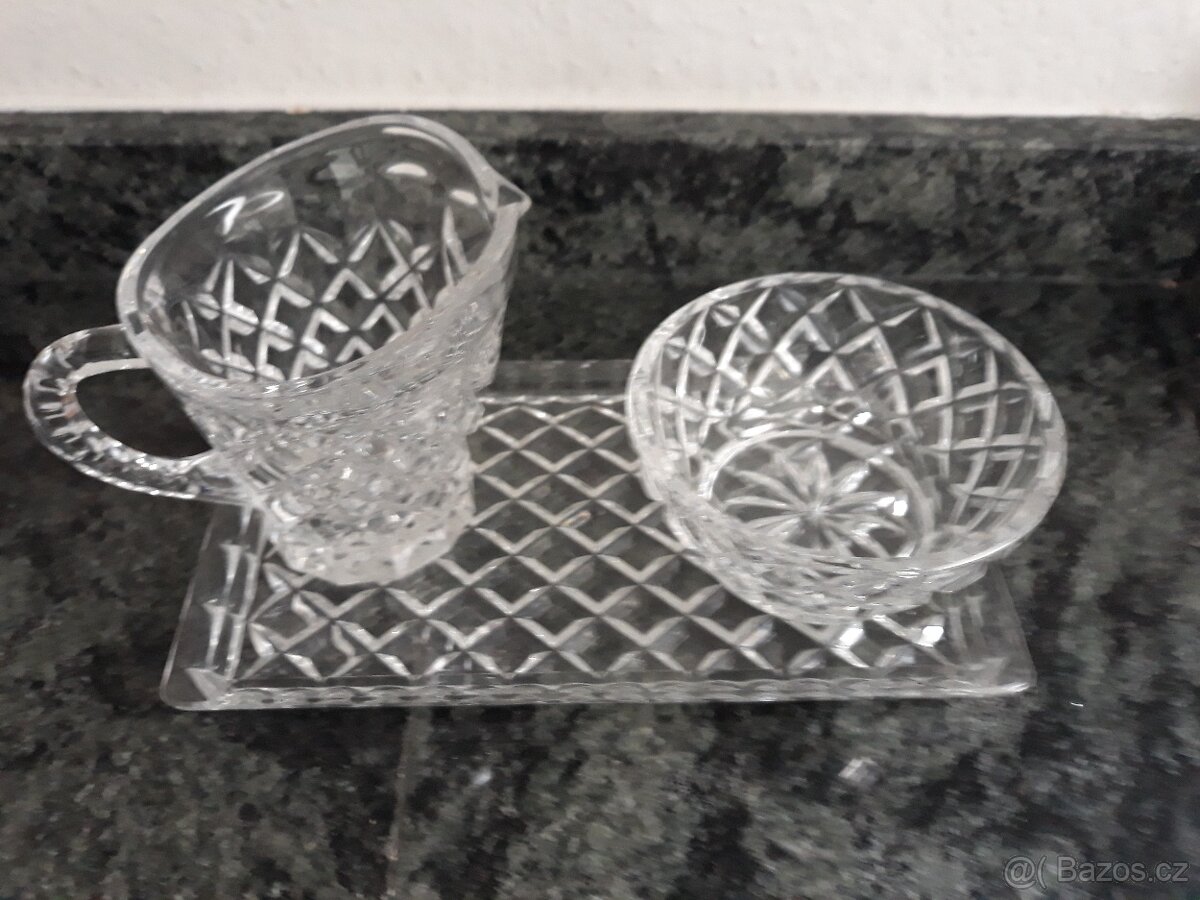 Skleněné mísy, vázy, tácy, cukřenka, konvička, popelníky, - 2