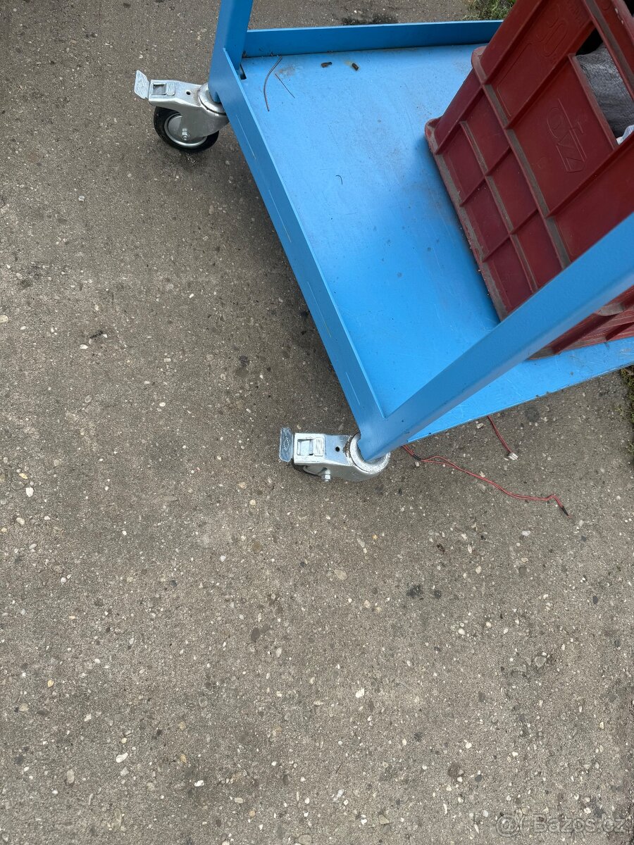 Dílenský pojízdný pracovní stůl. - 2