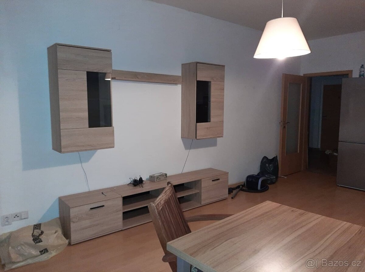 Závěsná obývací stěna s osvětlením, skleněné police - 2