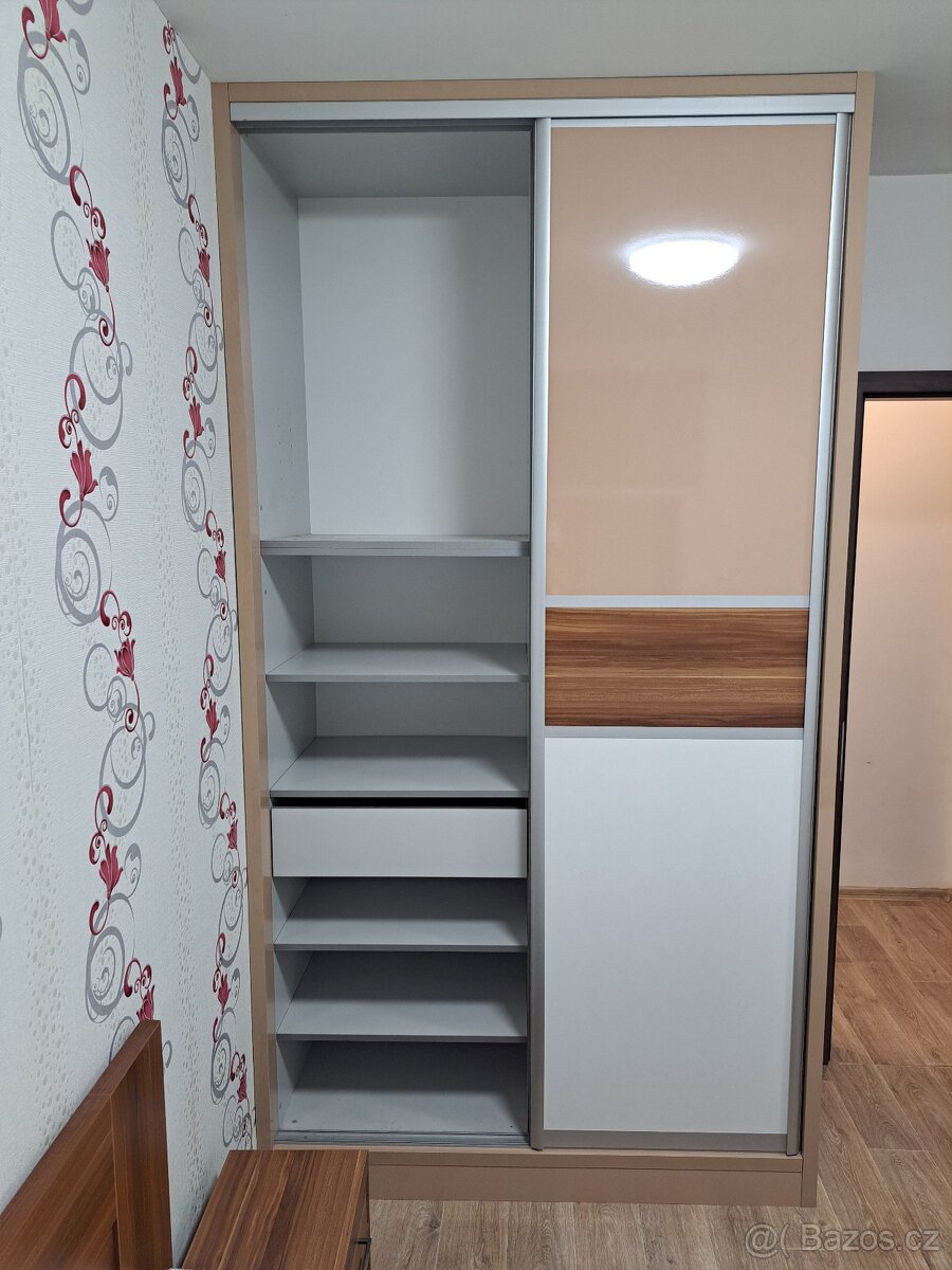 ŠATNÍ SKŘÍŇ - 2