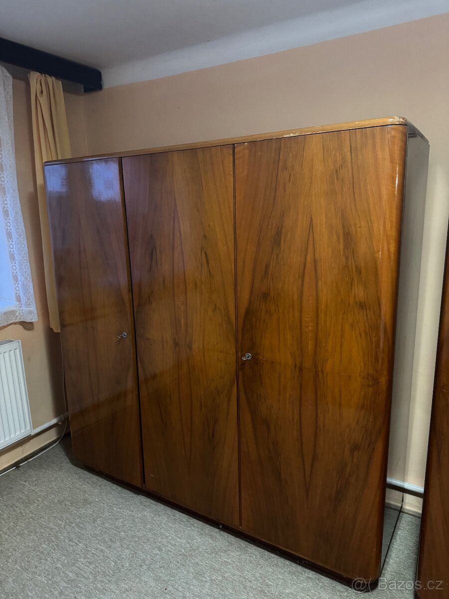 Retro nábytek - skříně, stolky - 2