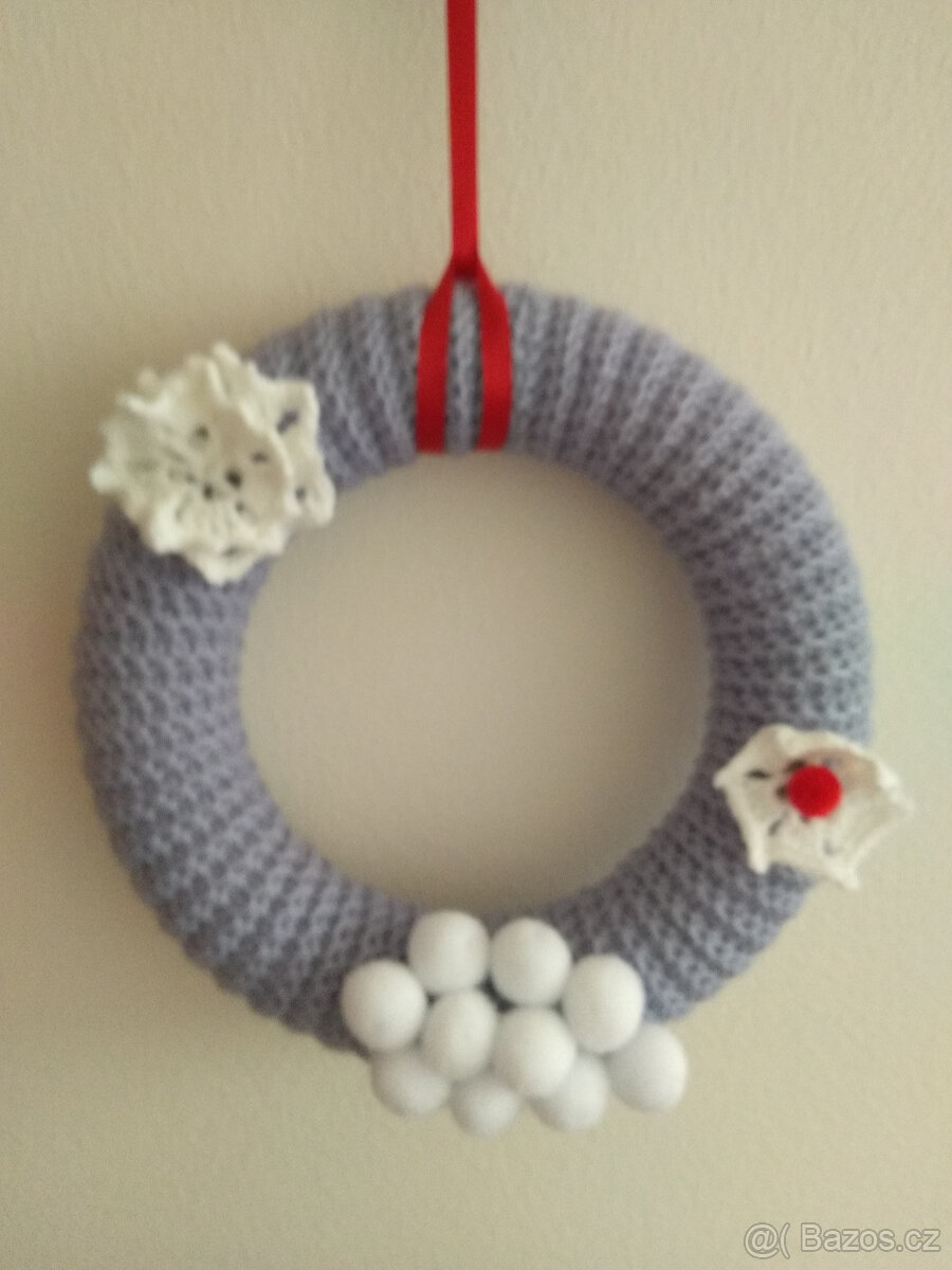 Háčkovaný věnec s medvídkem 30 cm - 2