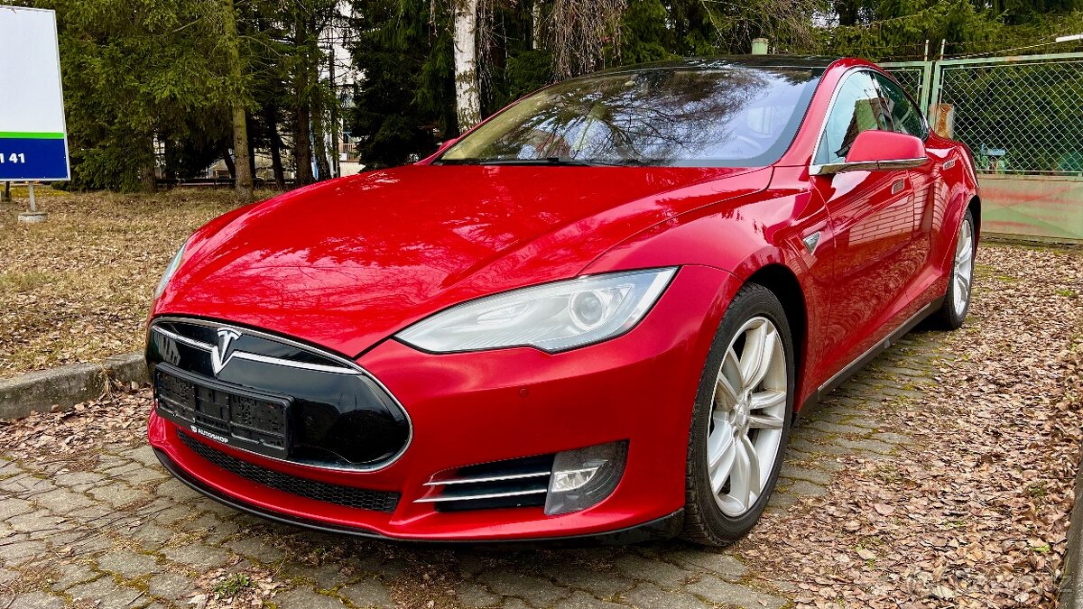 Tesla Model S85 El.Panorama Kuze Vzd.podvozek barva RedMult - 2