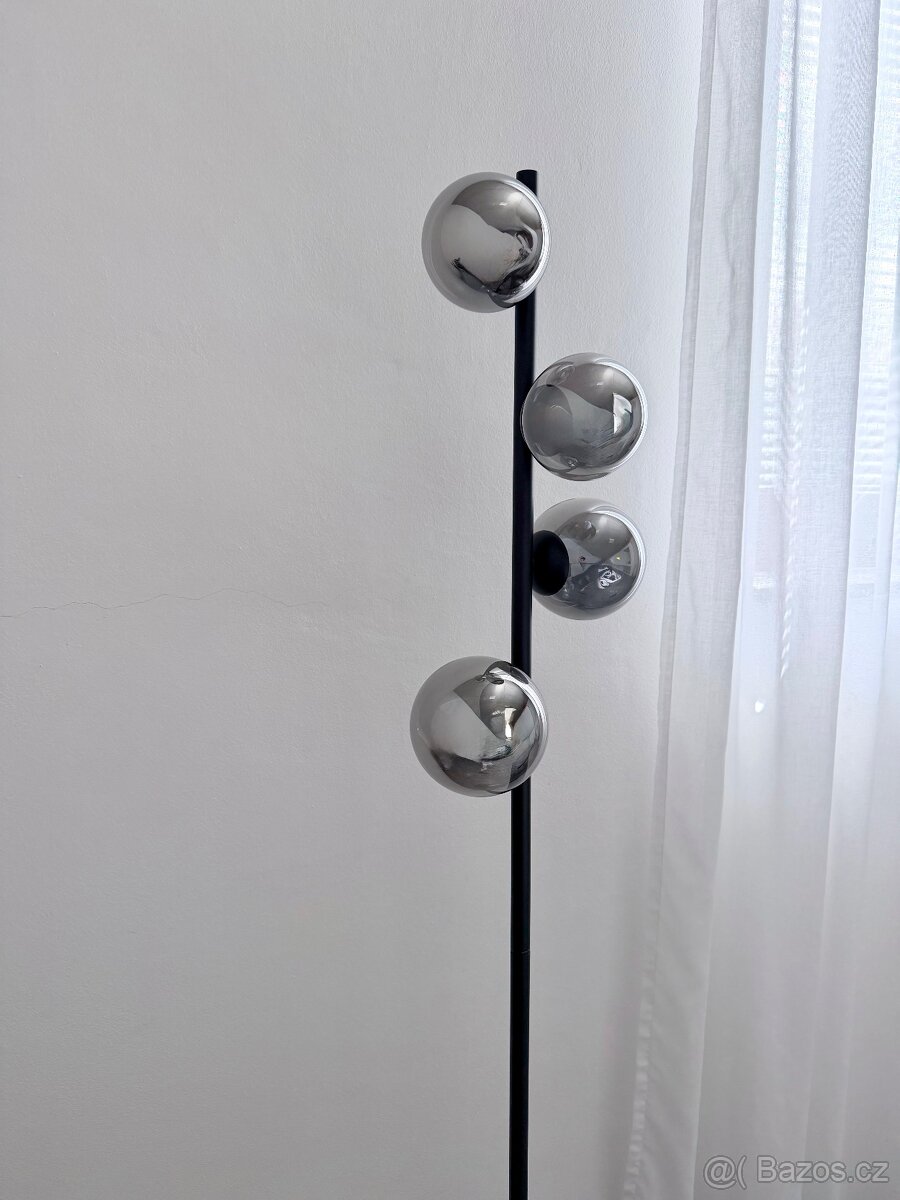 Černá stojací lampa - 2