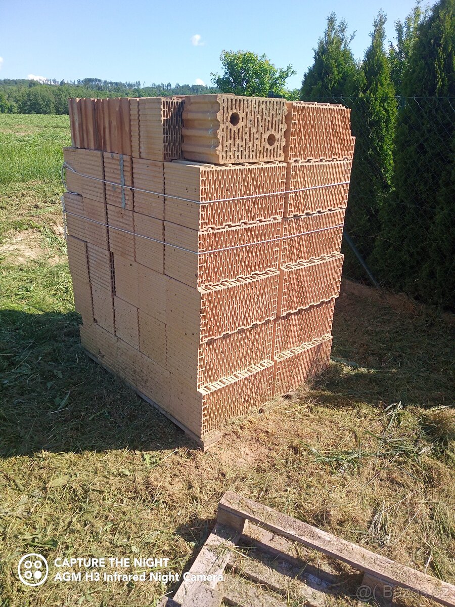 Zbytek cihel ze stavby - 2