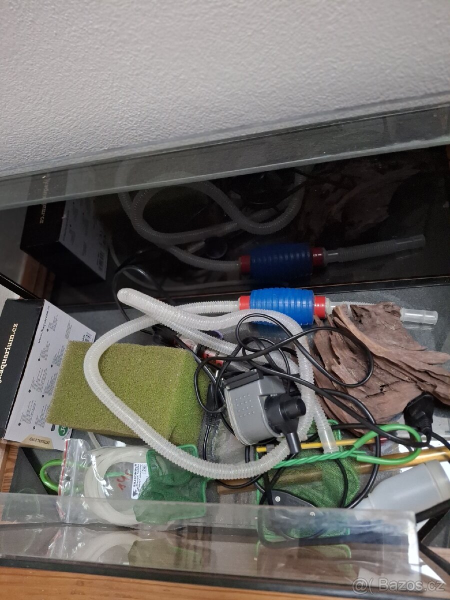 Akvarium s krytem + příslušenství - 2