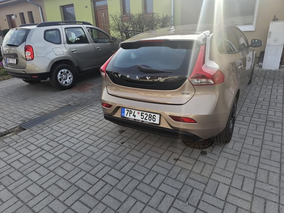 VOLVO V40 - 2