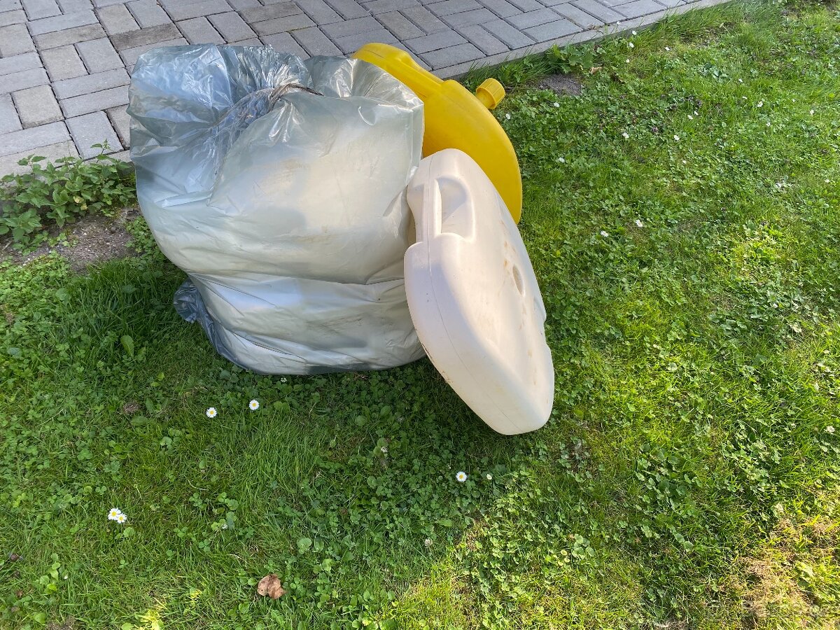 Plastový držák na slunečník - 2