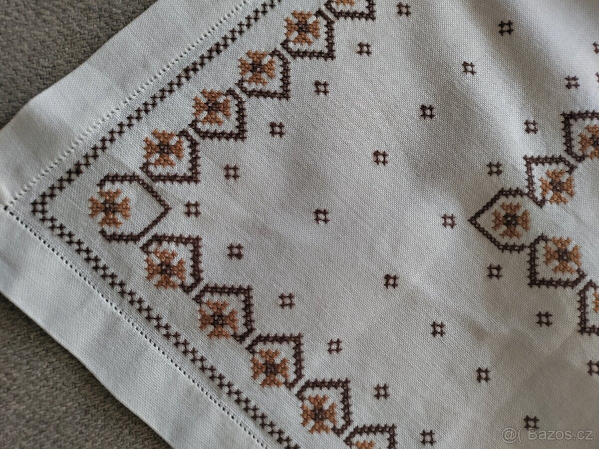 Vyšívaný ubrus s koníky - 2