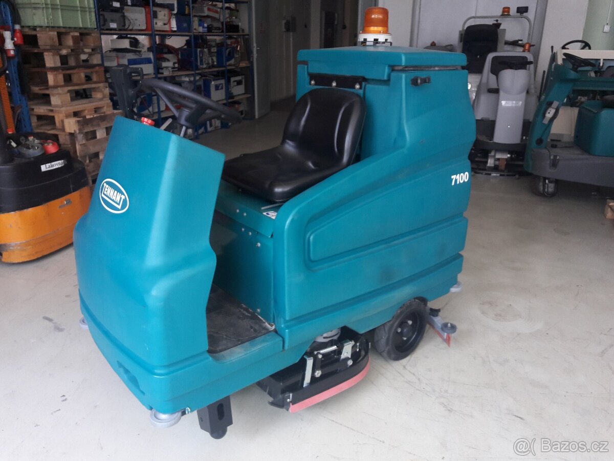 Podlahový mycí stroj Tennant 7100 Disk 80 sedící obsluha - 2