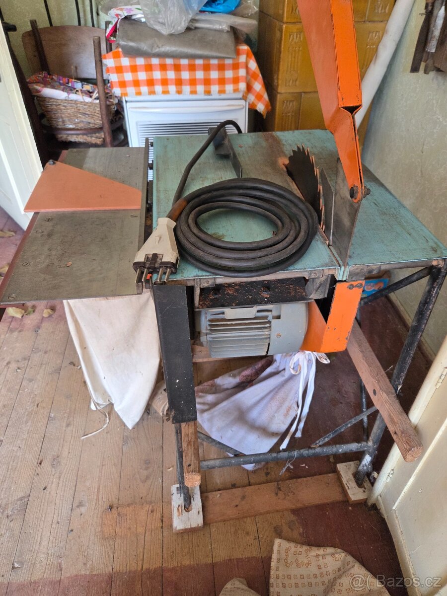 Cirkulárka s hoblovačkou Narex - 2