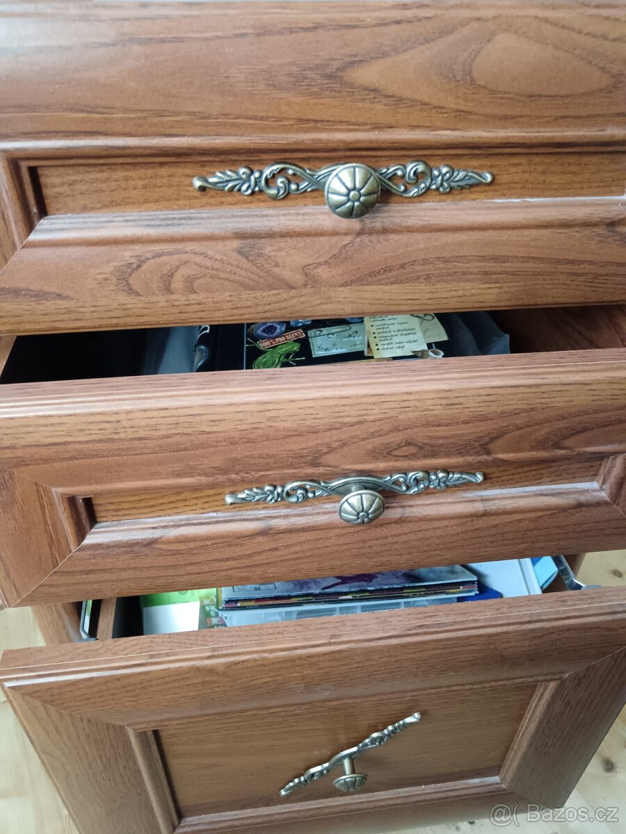 Komoda, postel, stůl - 2