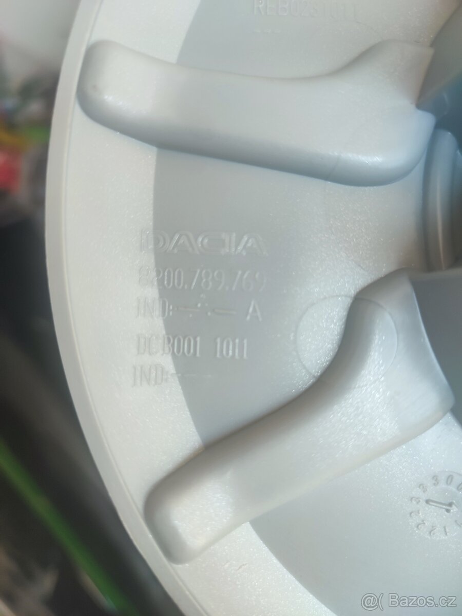 Prodám pokličku na Dacii - 2