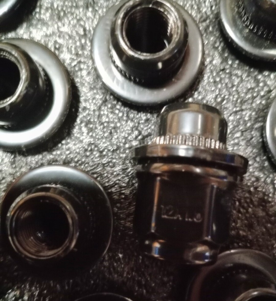 Matice kol M12x1,5. Černé, rovná dosedací plocha disků. - 2