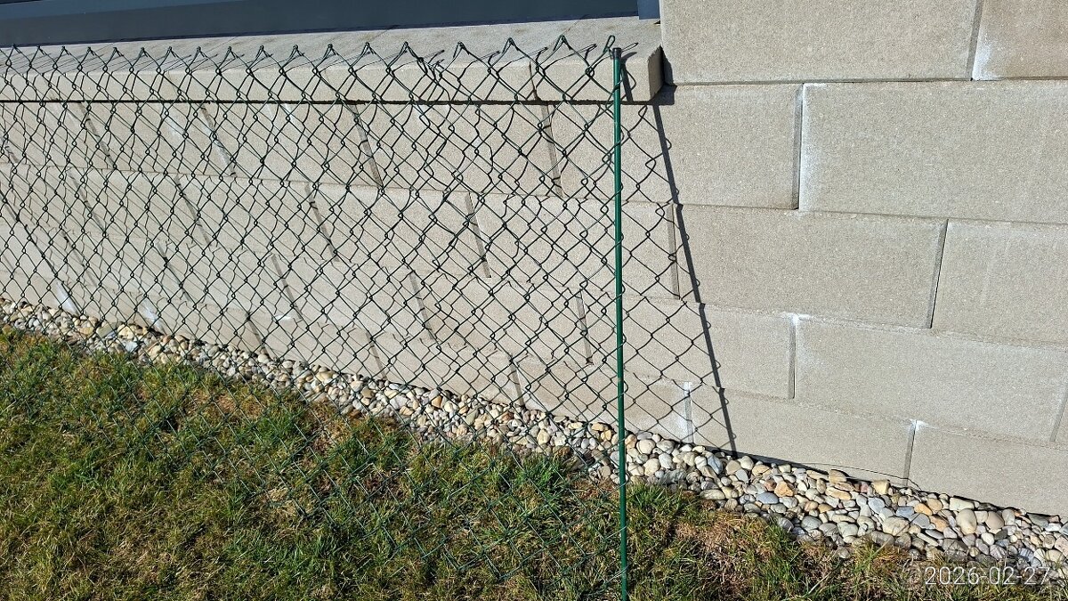 Dílce pletiva z plotu - 2