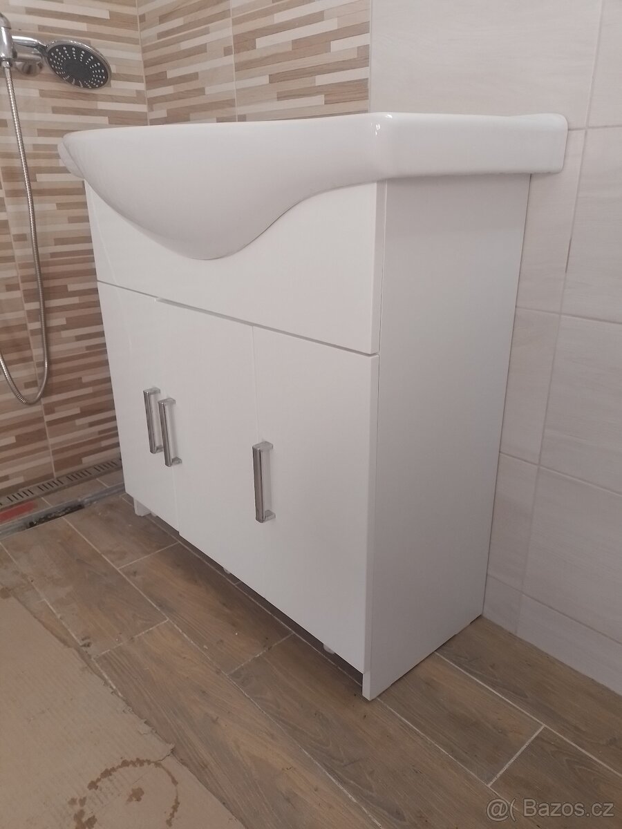 Koupelnová skříňka s umyvadlem - 2